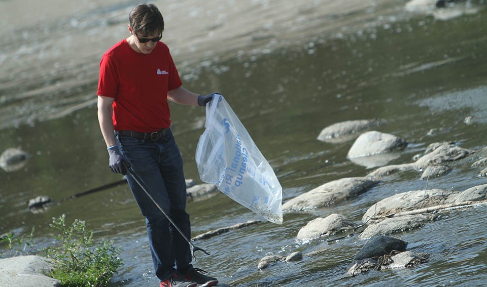 avery dennison volunteers for the friends of the la river