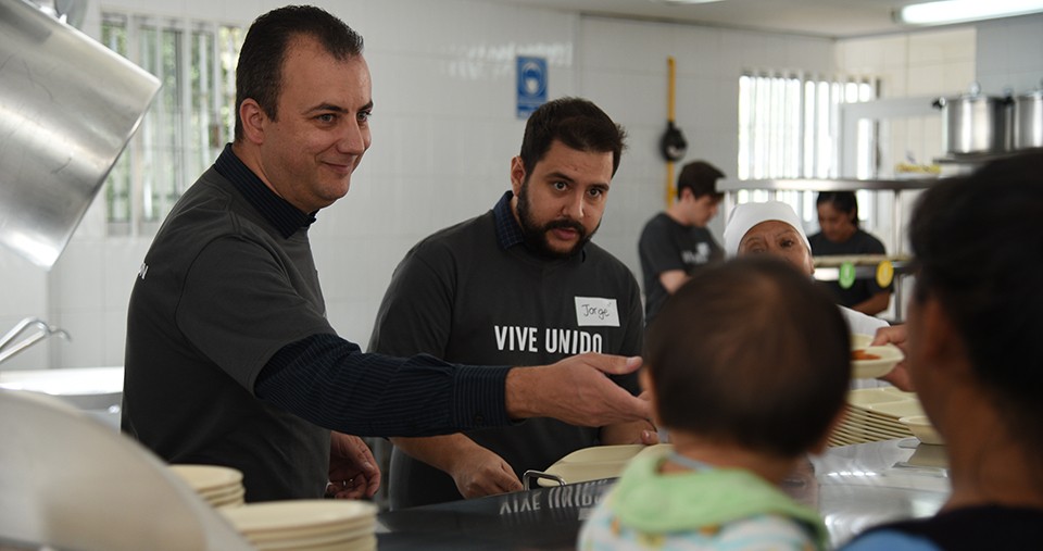 avery dennison mexico team volunteers with comedor santa maria