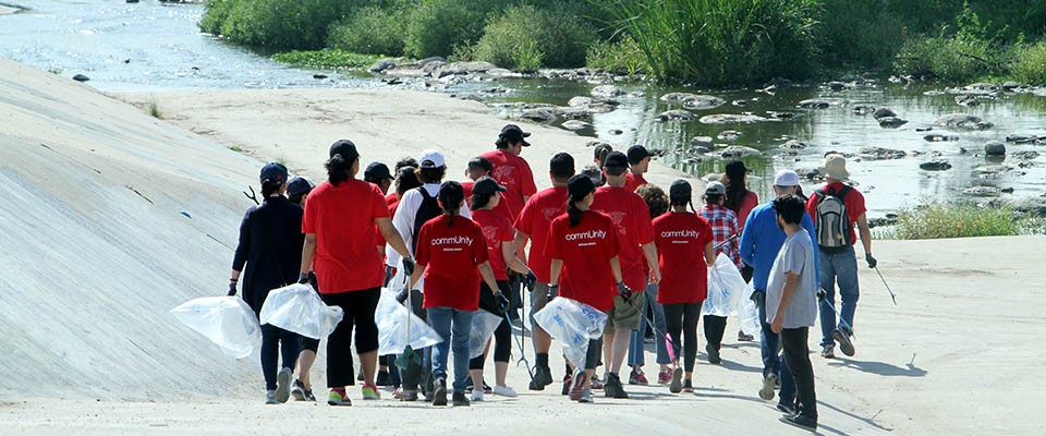 avery dennison employees volunteer for friends of the la river